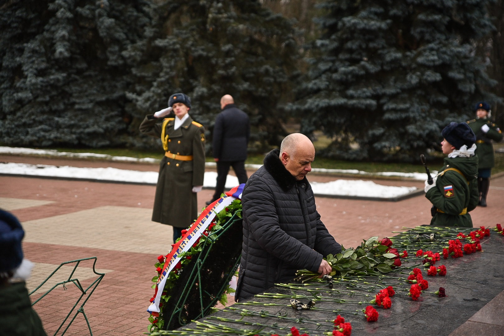 Возложение цветов к могиле неизвестного солдата